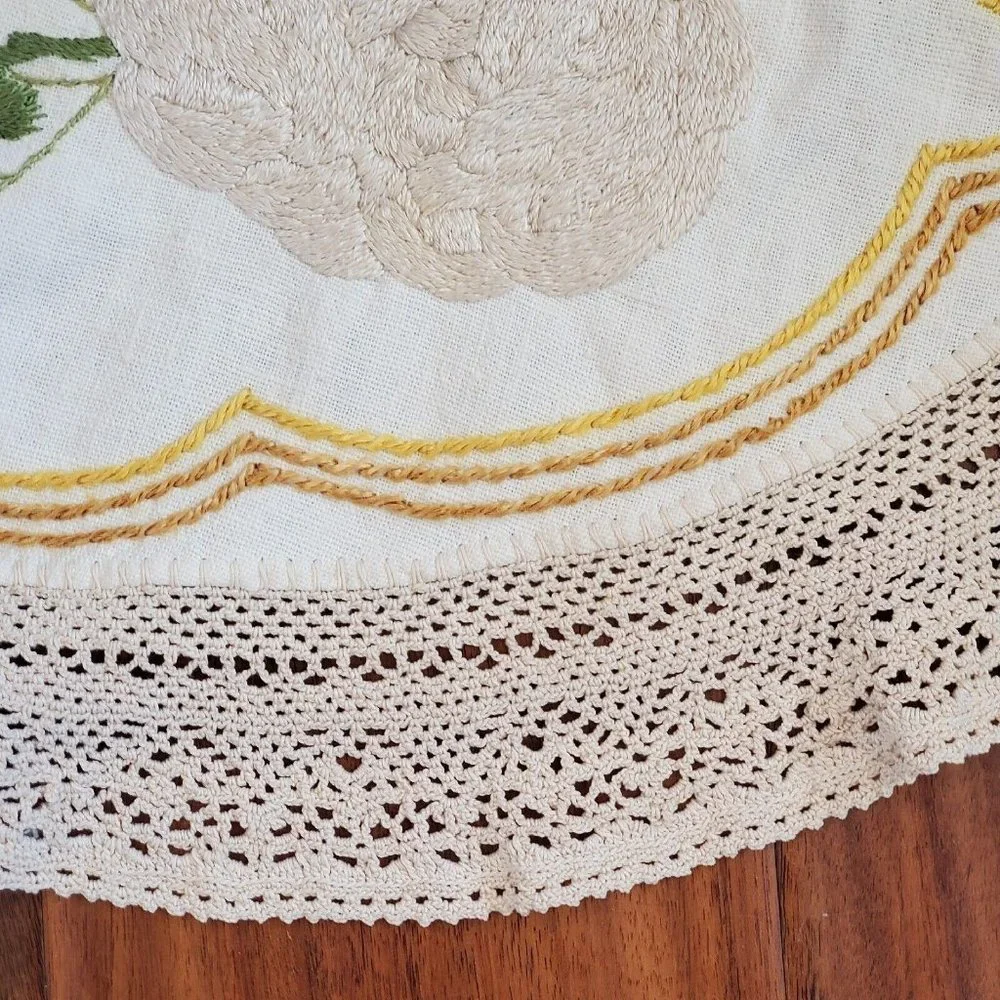 Vintage‎ 26 Inch Round Linen Doily Table Embroidered Flowers Leaves Fall Autumn